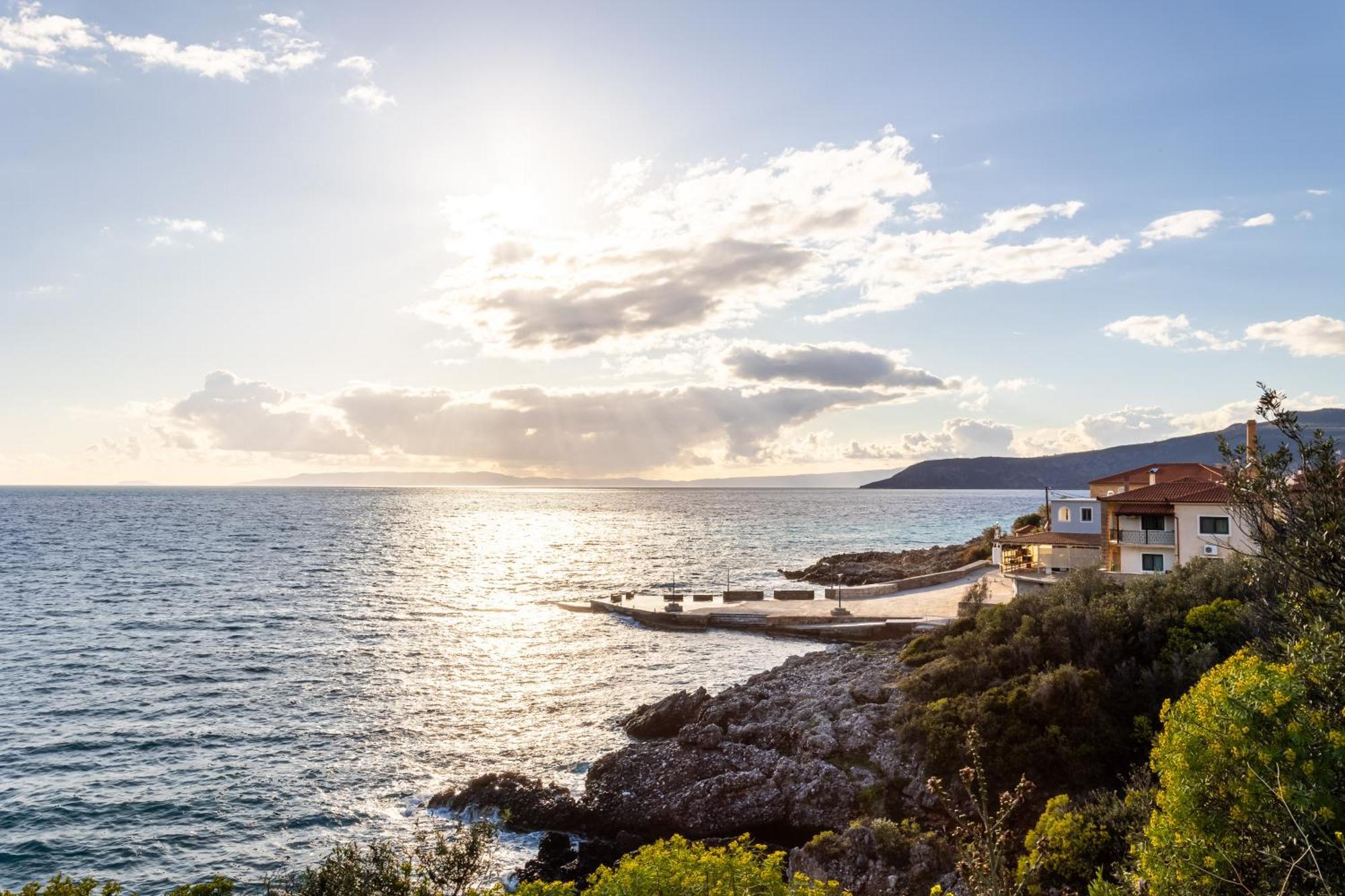 Sunset Serenity - Kardamili Seaside Getaway Экстерьер фото